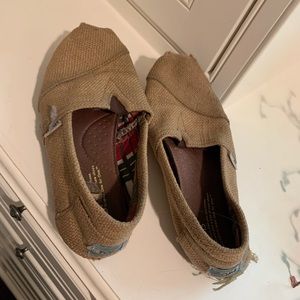 Toms: tan burlap loafers